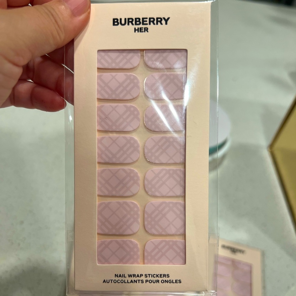 Burberry Her Soft Pink Nail Wraps. 🆕